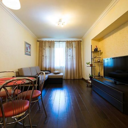 Nadezhda Apartments In Touristic Area, On The Dostyk Avenue 89 Almaty Exterior photo
