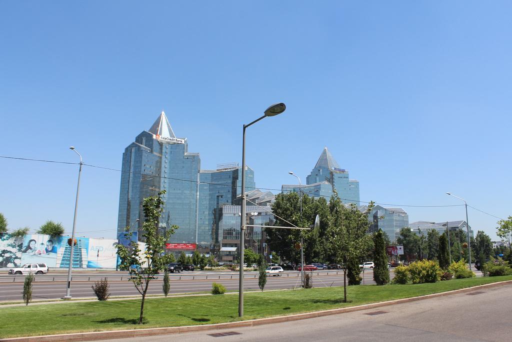Nadezhda Apartments In Touristic Area, On The Dostyk Avenue 89 Almaty Exterior photo